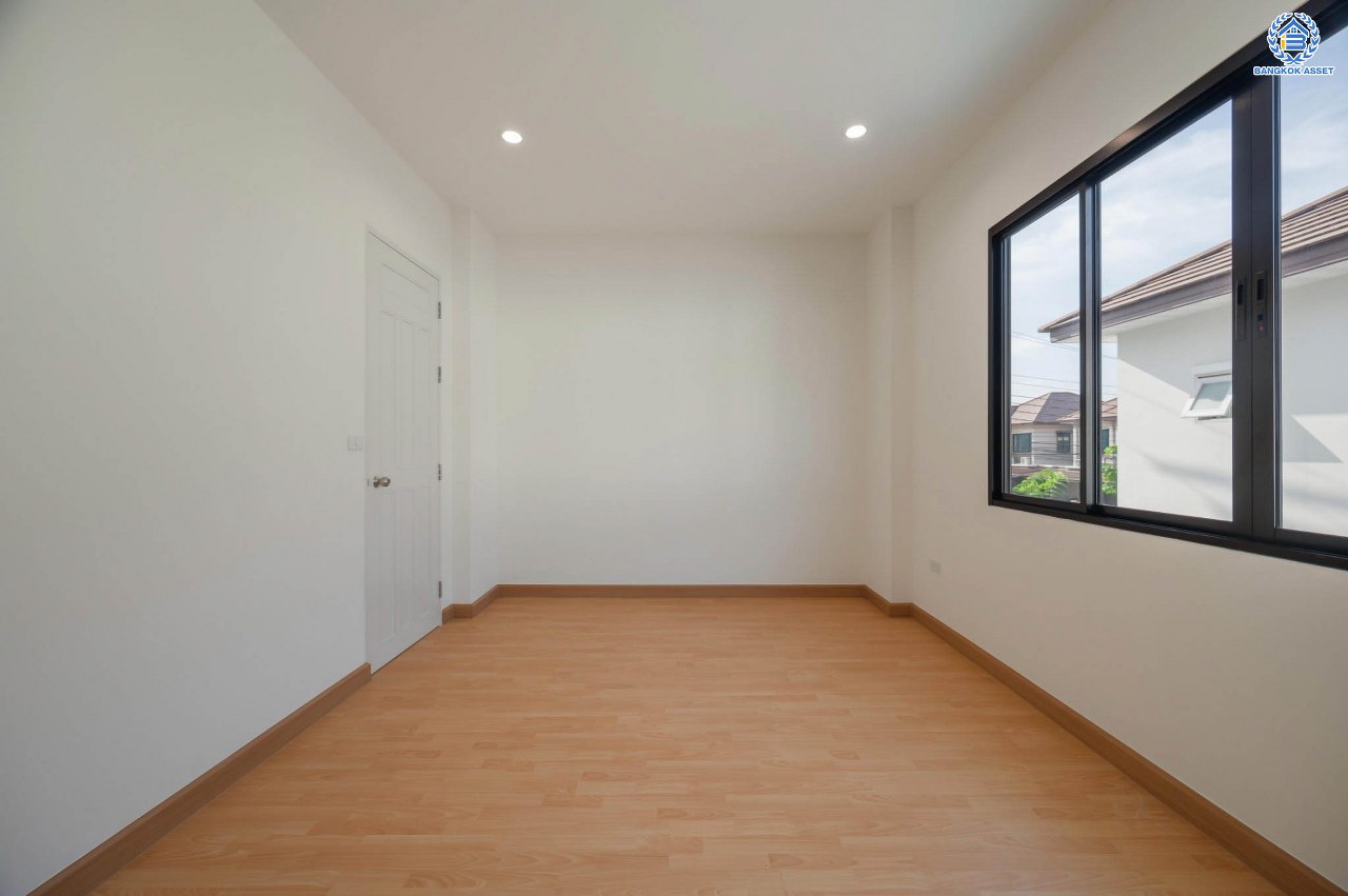 บ้านมือสองตกแต่งใหม่ โครงการ รติรมย์ ฟิฟท์ ราชพฤกษ์-ปิ่นเกล้า หลังมุม เนื้อที่ 57.5 ตร.ว. ฟังก์ชัน 3 ห้องนอน 3 ห้องน้ำ 2 ที่จอดรถ บรรยากาศเป็นส่วนตัว บนทำเลยอดนิยม เชื่อมต่อถนนสวนผัก, ถนนราชพฤกษ์, ถนนบางกรวย-ไทรน้อย ใกล้เซ็นทรัลเวสต์วิลล์ และจุดขึ้นทางด่วน "ศรีรัช"